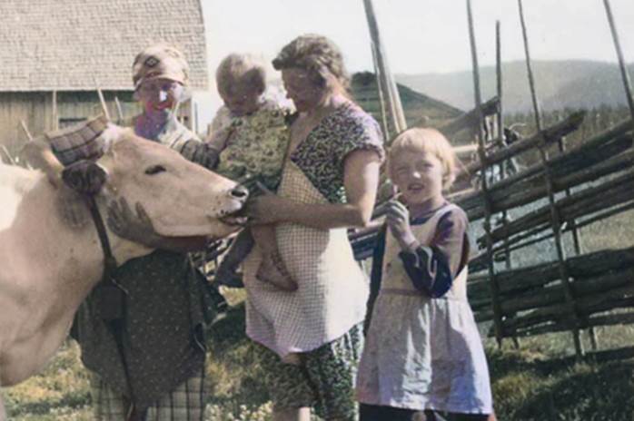 Description: Karin, Siv, Mrta och Greta vid Augustas sommarlagrd, 1939_col